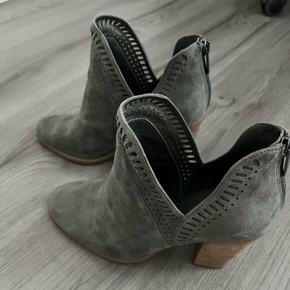 Vince Camuto grey suede block heel booties - size 8.5 - Picture 2 of 4